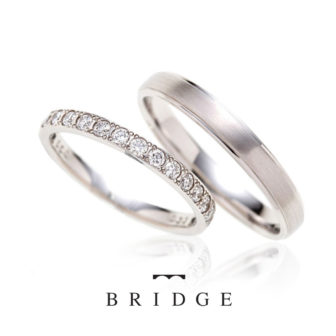 ブリッジの結婚指輪で煌めく水面