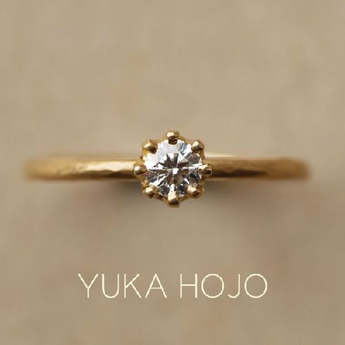 アンティーク調のデザインが可愛いYUKAHOJOの婚約指輪でカプリ
