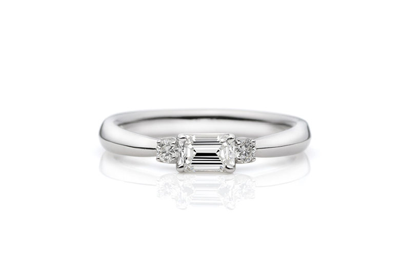 エメラルドカットのダイヤモンドを使った婚約指輪
