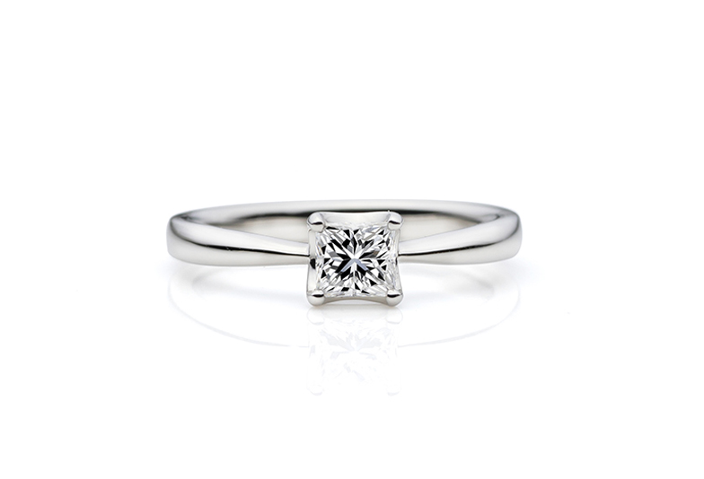 プリンセスカットダイヤモンドを使用した婚約指輪