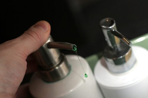 セルフケアの基本は眼鏡拭きなどの乾いた柔らかい布で指輪についた汗や汚れを拭き取ることです。