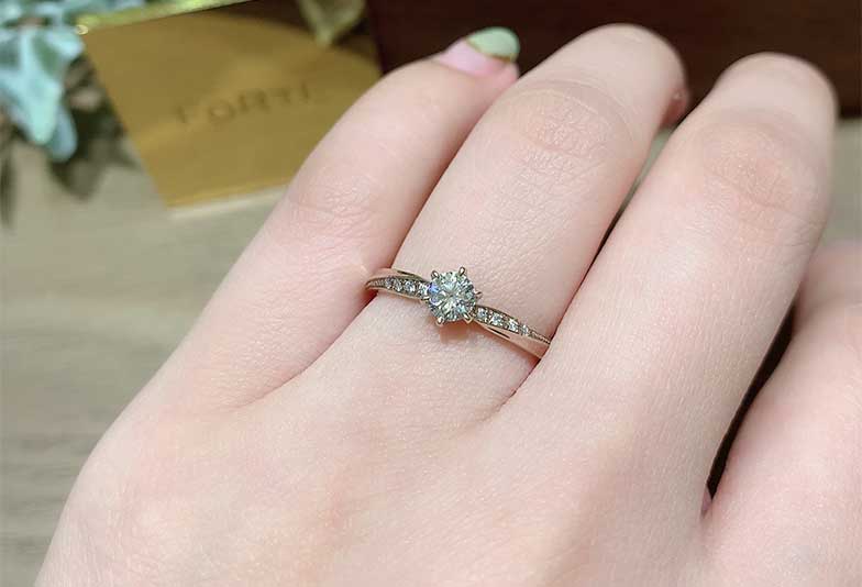 ホワイティッシュピンクゴールドの婚約指輪