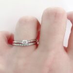 【京都・四条烏丸】王道デザインの婚約指輪と結婚指輪の重ねづけが可愛いエトルをご紹介いたします！