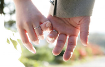 【和歌山市】結婚指輪はどの指につければいい？よくある質問 日常の結婚指輪のつけ方