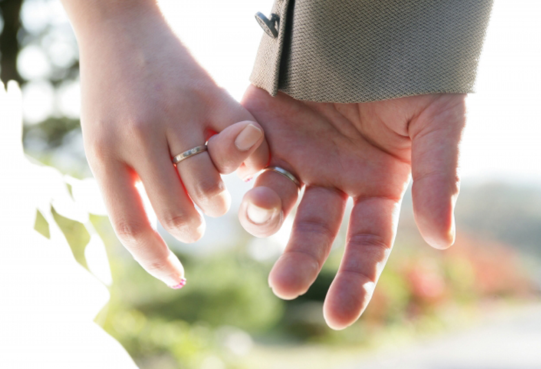【和歌山市】結婚指輪はどの指につければいい？よくある質問 日常の結婚指輪のつけ方