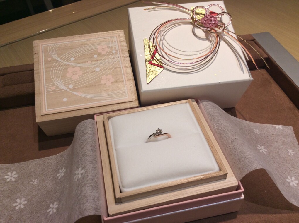 兵庫県姫路市「AMOURAMULET」の婚約指輪をご成約頂きました