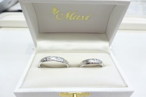 大阪府泉佐野市 本場ハワイの手彫りが美しいハワイアンジュエリーブランド“Maxi マキシ”の結婚指輪をご成約いただきました