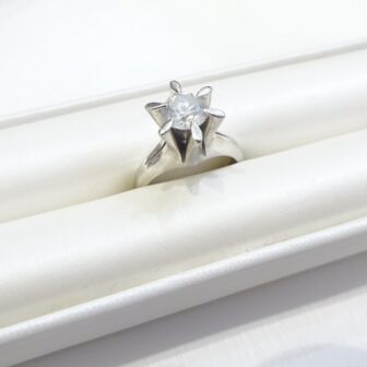 泉州・貝塚市で立て爪の婚約指輪を今風にジュエリーリフォーム