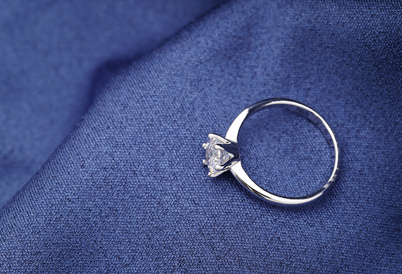 シンプルなプラチナ婚約指輪
