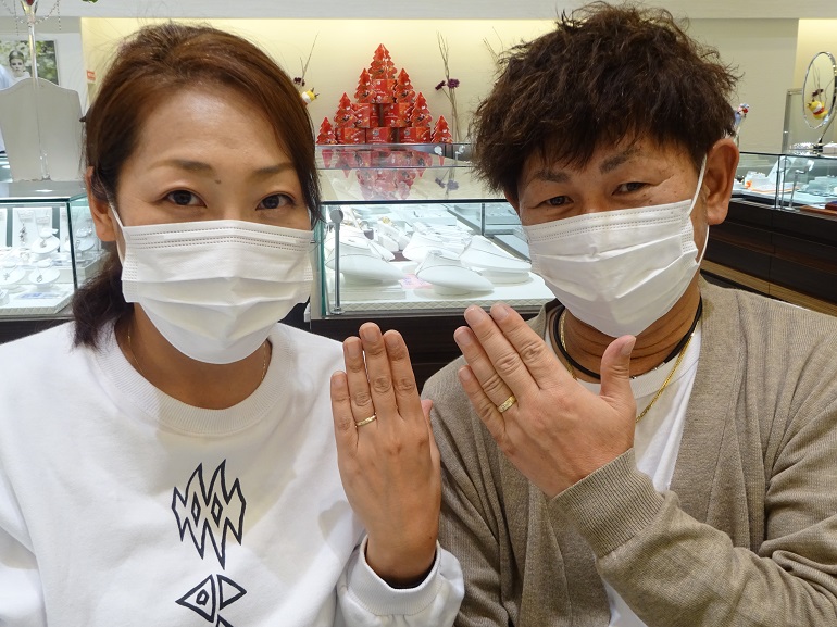 大阪府岸和田市 記念ジュエリーに手彫りが素敵なラバーズの結婚指輪をご成約いただきました