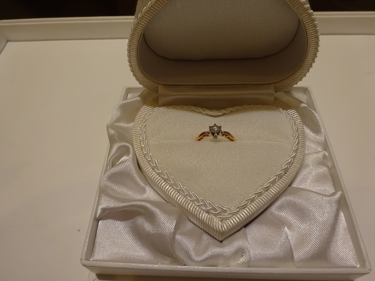 和歌山県岩出市 サプライズでセミオーダーの婚約指輪をご成約いただきました