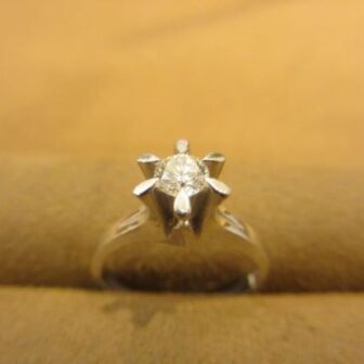 大阪梅田でジュエリーリフォームが人気のガーデン梅田立て爪の婚約指輪