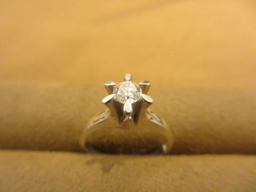 大阪梅田でジュエリーリフォームが人気のガーデン梅田立て爪の婚約指輪