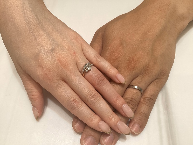 和歌山県和歌山市 V字のラインが綺麗な婚約指輪と毎日身に着けていても安心の強度抜群の結婚指輪をご成約いただきました