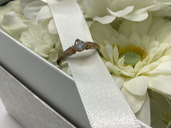 和歌山県和歌山市 おしゃれな二色(コンビ色)使いの婚約指輪が揃うラパージュの婚約指輪をご成約いただきました