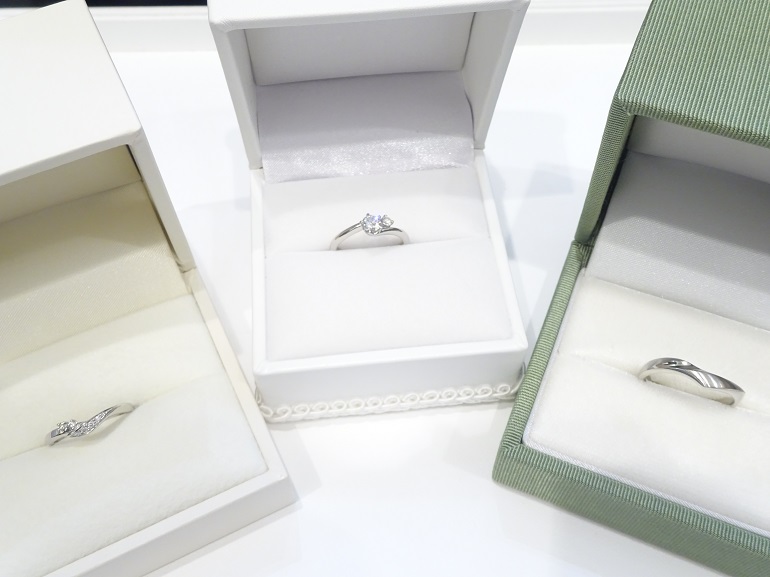 大阪府熊取｜gardenオリジナル婚約指輪・ 素敵なデザインのブランド結婚指輪セットでご成約のお客様です。
