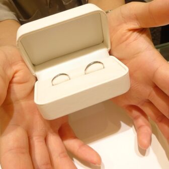 大阪府岸和田市｜確かな品質ハードプラチナを使用した落ち着いたデザインの11♡22いい夫婦の結婚指輪をご成約されたお客様です。