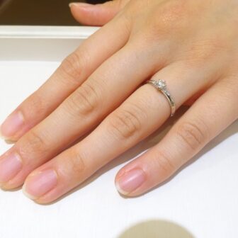 大阪府泉佐野市｜シンプルでサイドのダイヤも可愛い！いい夫婦 11♡22の婚約指輪をご成約されたお客様です。