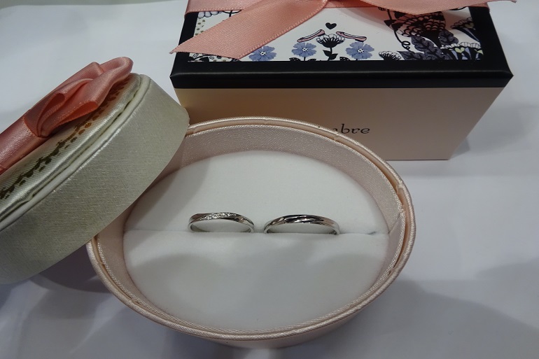 大阪府貝塚市｜鍛造製法でとっても可愛いこだわりがつまったインセンブレの結婚指輪をご成約されたお客様です。