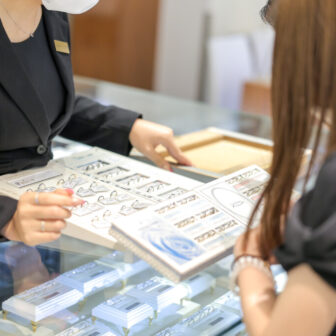 京都・滋賀・大阪で気軽にひとりで結婚・婚約指輪探しに集中できる「女性1人や友人と下見フェア」