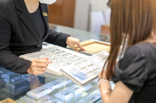 京都・滋賀・大阪で気軽にひとりで結婚・婚約指輪探しに集中できる「女性1人や友人と下見フェア」