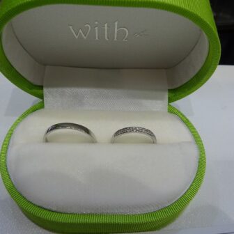 大阪府・貝塚市｜プラチナの上品なデザインが特徴的なウィズィーの結婚指輪をご成約のお客様です。