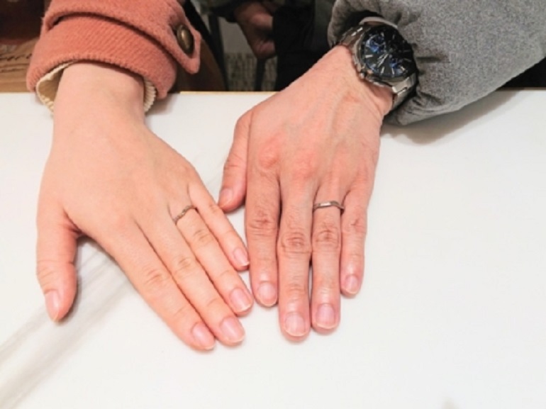 大阪府泉南市 ネットで見つけたお洒落で可愛いデザインの、ロゼットお結婚指輪をご成約のお客様です。