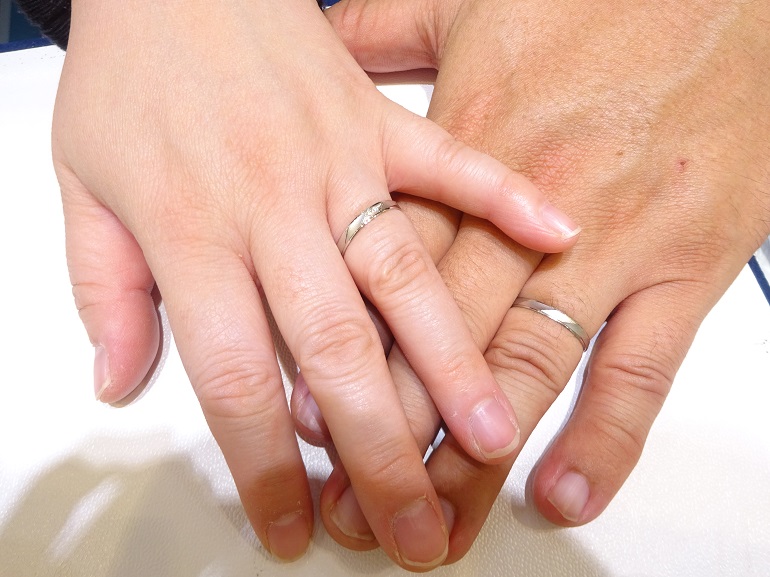 大阪府高石市 シンプルでさりげなくダイヤの入ったデザインのインセンブレの結婚指輪をご成約のお客様です。