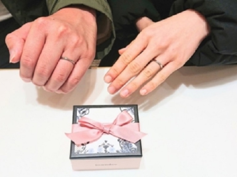 大阪府泉南市 プラチナで強度があるのにリーズナブルなインセンブレの結婚指輪をご成約のお客様です。