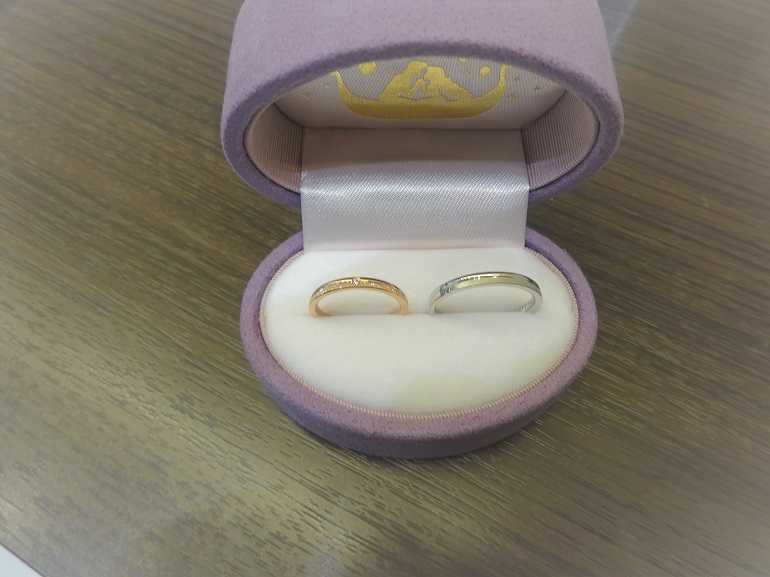 大阪府泉南市 大好きなディズニープリンセスのラプンツェルの結婚指輪をご成約のお客様です。