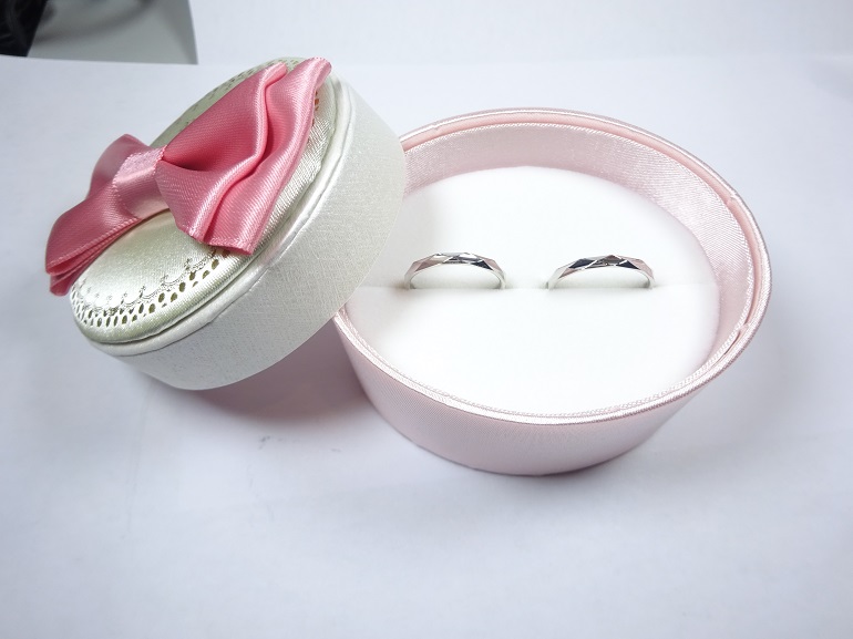 大阪府阪南市 強度があって傷がつきにくくリーズナブルな、インセンブレの結婚指輪をご成約のお客様です。