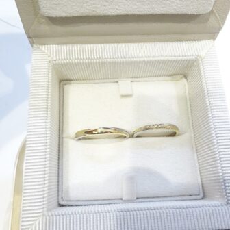 大阪府熊取町 ゴールドとプラチナのコンビが気に入り、アムールアミュレットの結婚指輪をご成約のお客様です。