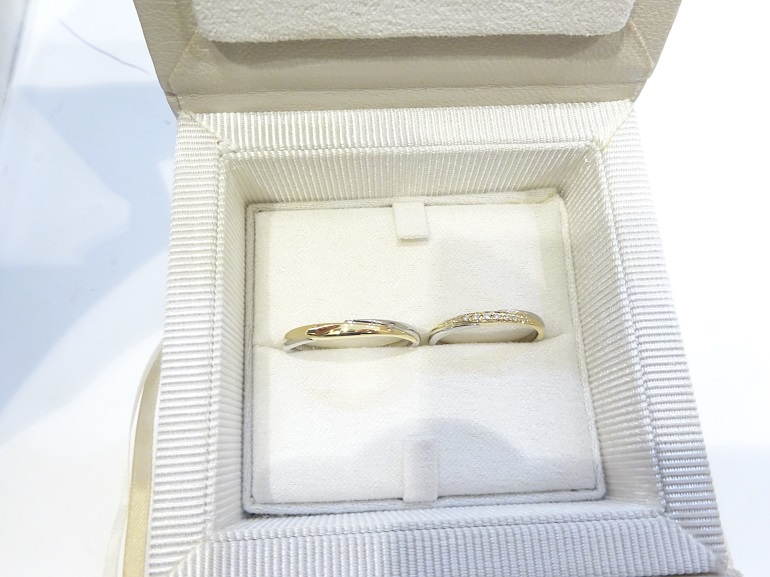 大阪府熊取町 ゴールドとプラチナのコンビが気に入り、アムールアミュレットの結婚指輪をご成約のお客様です。