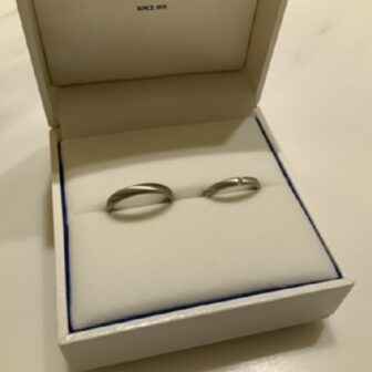和歌山県岩出市 鍛造製法の強度と珍しい斜めのマットのデザインが気に入り、フィッシャーの結婚指輪をご成約のお客様です。