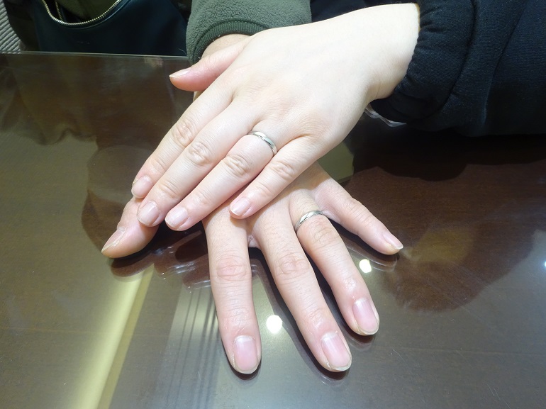 大阪府貝塚市 リーズナブルな値段とシンプルな形が気に入り、セリューの結婚指輪をご成約のお客様です。