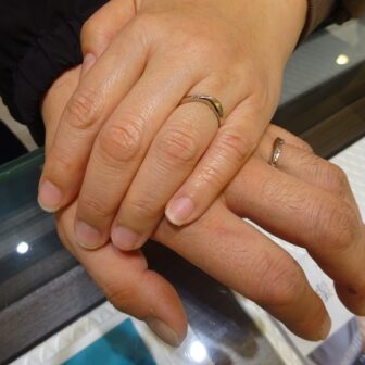和歌山県和歌山市 しっかりしていてボリュームのあるグラマの結婚指輪をご成約のお客様です。