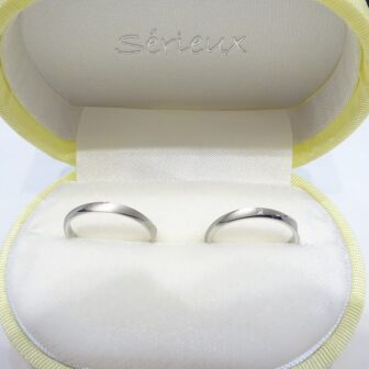 大阪府和泉市 シンプルなデザインで、リーズナブルなセリューの結婚指輪をご成約のお客様です。