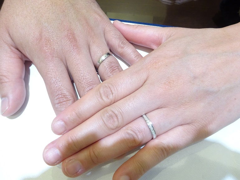 和歌山県和歌山市 ダイヤのキラキラ感に一目ぼれし、グラマの結婚指輪をご成約のお客様です。