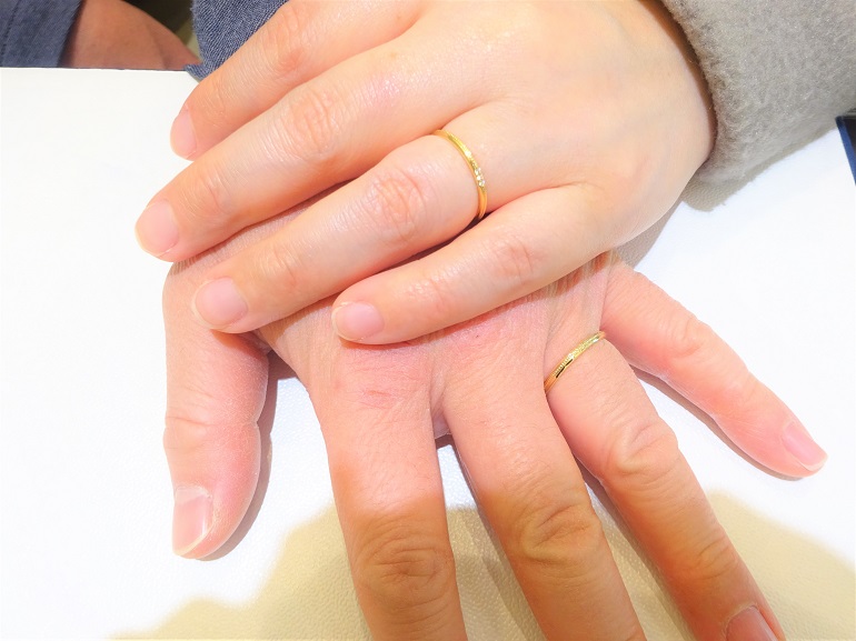 奈良県橿原市 細目のミル打ちのデザインが気に入って、シェールラヴの結婚指輪をご成約のお客様です。