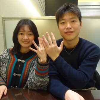 東京都 ゴールドのマット感と四角いダイヤ、鍛造製法という造りも気に入り、フィッシャーの結婚指輪をご成約のお客様です。