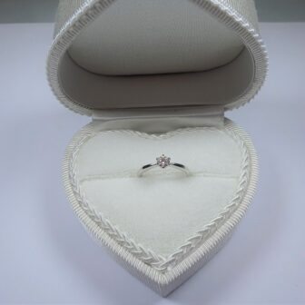 大阪府泉南市 ルースからダイヤを選んでgardenオリジナルデザインの婚約指輪をご成約のお客様です。