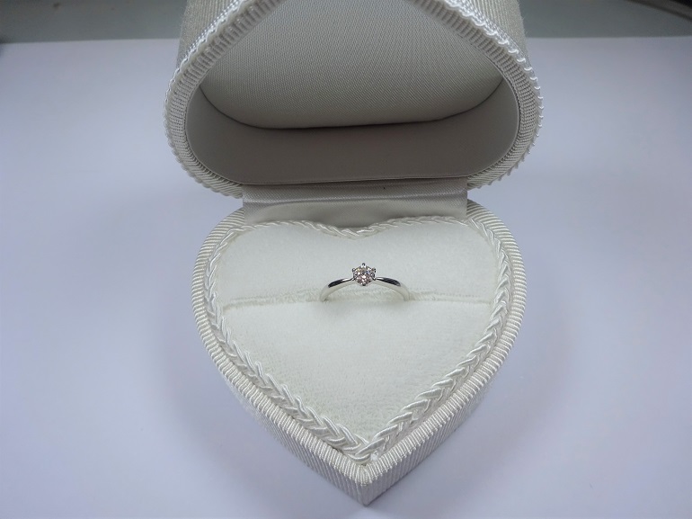 大阪府泉南市 ルースからダイヤを選んでgardenオリジナルデザインの婚約指輪をご成約のお客様です。