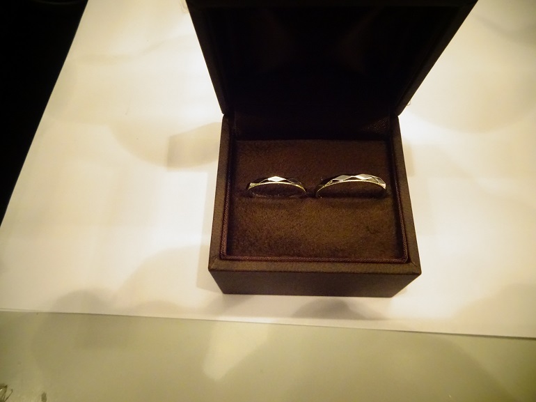 和歌山県和歌山市 アンティークなミル打ちに一目ぼれし、シェールラヴの結婚指輪をご成約のお客様です。