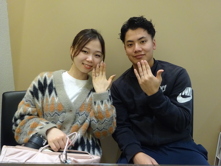 大阪府岸和田市 さりげなく輝くダイヤと艶消しの感じが良くて、ロゼットライフの結婚指輪をご成約のお客様です。