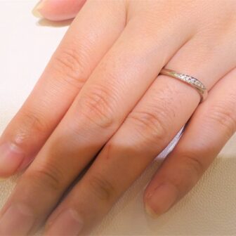大阪府泉南市 シンプルなデザインでダイヤが綺麗なロゼットライフの結婚指輪をご成約のお客様です。