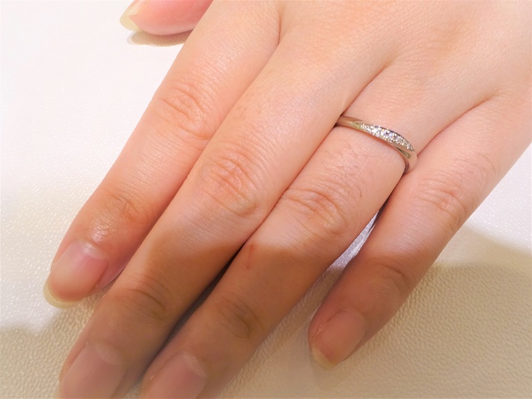 大阪府泉南市 シンプルなデザインでダイヤが綺麗なロゼットライフの結婚指輪をご成約のお客様です。