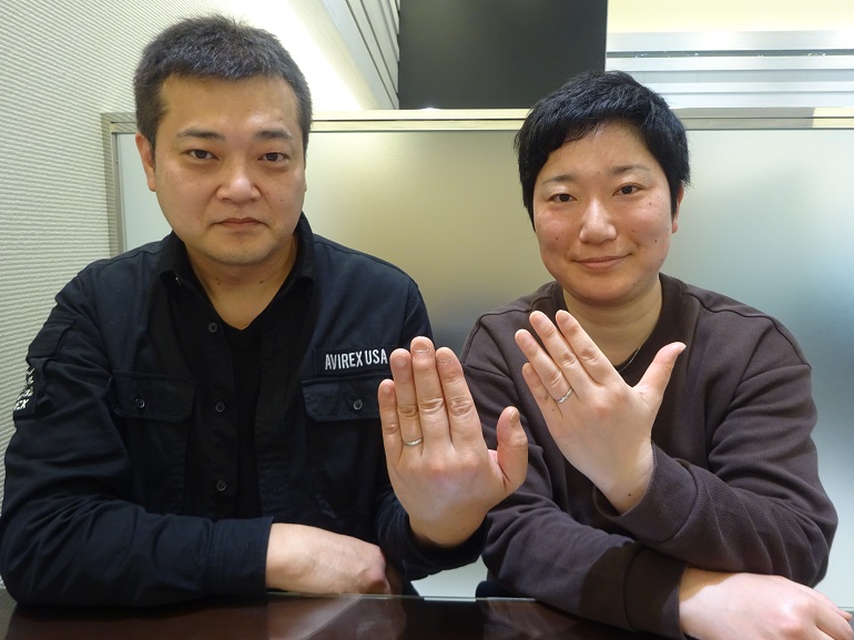 大阪府泉南市 2人ともが気に入ったデザインのインセンブレの結婚指輪をご成約のお客様です。