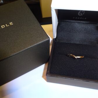 大阪府泉南市 V字ラインで指が長く見えるデザインが気に入り、キャンドルの結婚指輪をご成約のお客様です。