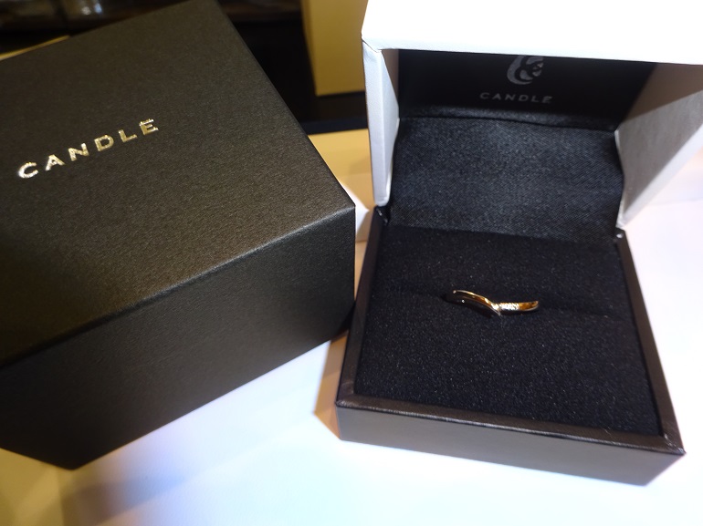 大阪府泉南市 V字ラインで指が長く見えるデザインが気に入り、キャンドルの結婚指輪をご成約のお客様です。