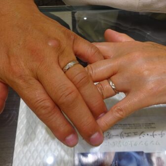 大阪府吹田市 色んな角度にカットされたキラキラ感が気に入って、オフェルタの結婚指輪をご成約のお客様です。